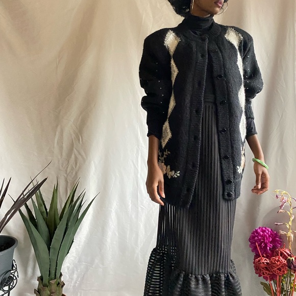 Vintage sweater cardigan with embroidered floral details - Picture 5 of 9